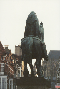 605957 Afbeelding van het standbeeld van Sint-Willibrord op het Janskerkhof te Utrecht, gezien vanaf de achterzijde.